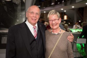 Manfred Hill mit der Vorsitzenden des Chorverbandes Düsseldorf Christel Paschke-Sander