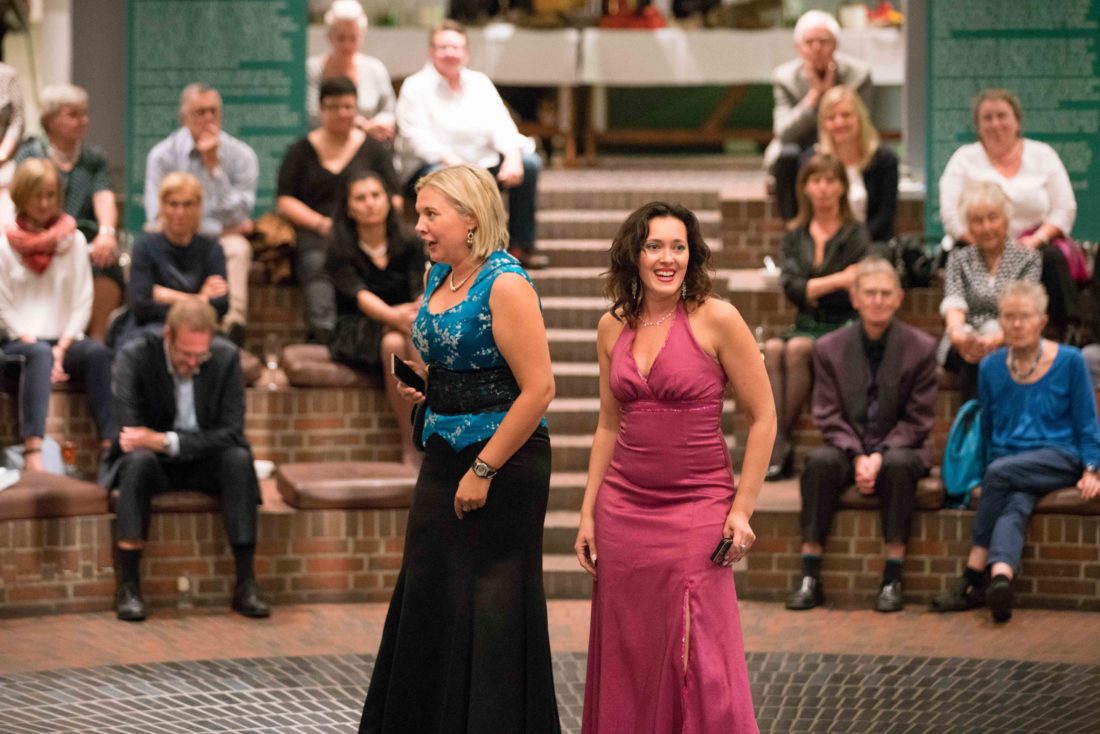 "Wir sind Frauen": Triin Maran und Diana Darnea mischen das Publikum mit ihrem wunderbaren Auftritt auf.