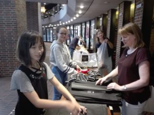 Die Töchter von Mami Linss und Monika Egelhaaf, Renate Bode und Alexandra Latsch bei den Deko-Arbeiten am Vormittag.