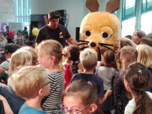 SingPause-Kinder der Konkordia-Schule mit Singleiterin Clementine Schwander und der Maus.