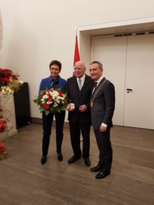 Oberbürgermeister Thomas Geisel überreichte in einer festlichen Veranstaltung im Jan-Wellem-Saal des historischen Rathauses Manfred Hill, Vorsitzender des Städtischen Musikvereins, die Verdienstplakette der Landeshauptstadt Düsseldorf. Der Rat der Stadt hat mit einem einstimmigen Beschluss die Verleihung verfügt. Im Bild Oberbürgermeister Thomas Geisel, Manfred Hill mit seiner Frau Franzis (v.r.n.l.). Foto: Meyer