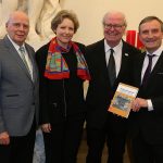 Buchpräsentation im Dreiklang: Landeshauptstadt Düsseldorf - Robert-Schumann-Hochschule - Städtischer Musikverein. Oberbürgermeister Thomas Geisel, Prof. Dr. Dr. Volker Kalisch, Prorektor der RSH, Dr. Nina Sträter, Autorin, Manfred Hill, Musikvereinsvorsitzender (v.r.n.l.) Foto: Young