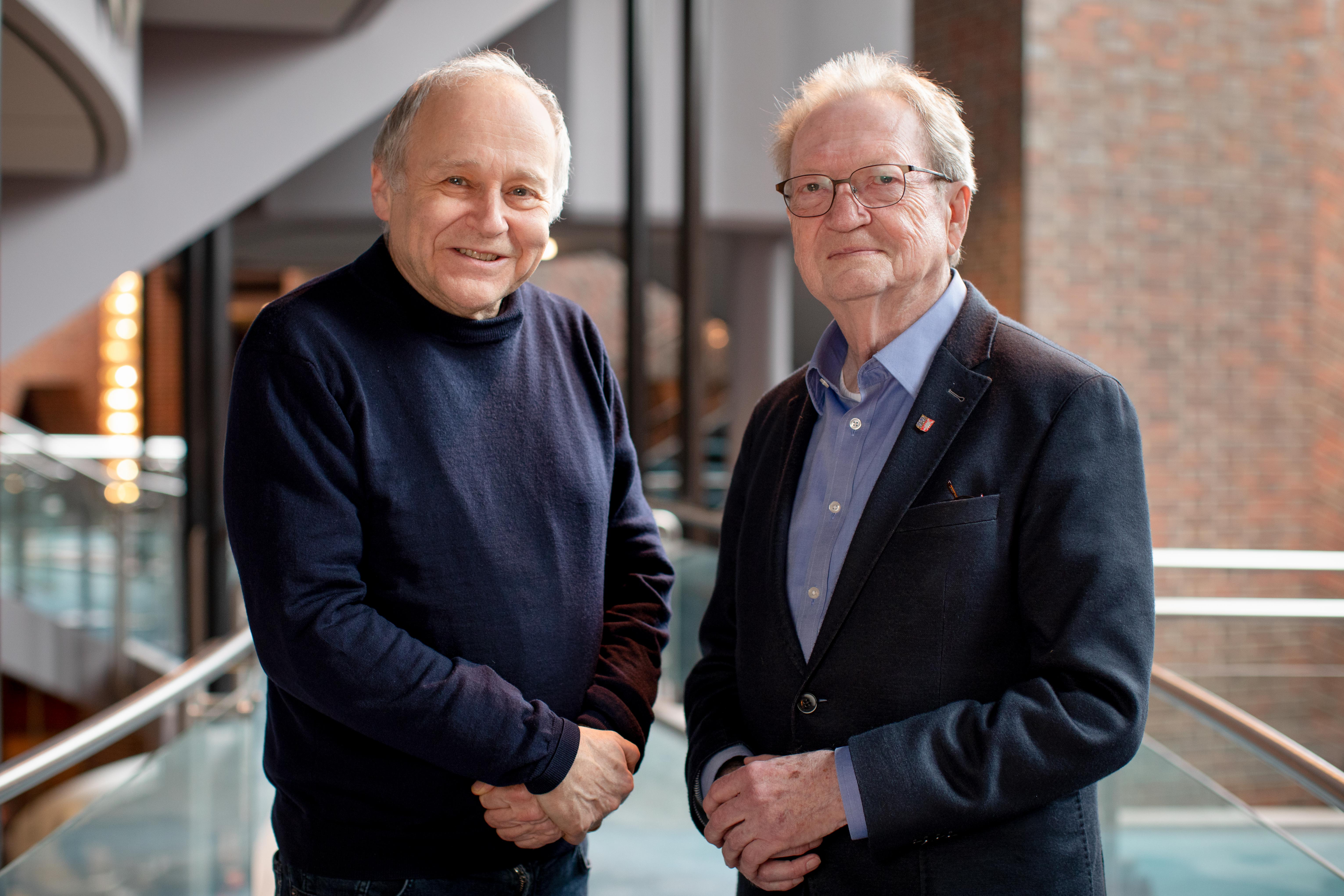 Adam Fischer und Uwe Denker von "Praxis ohne Grenzen" bei der Verkündigung zum Menschenrechtspreis 2019 (© Tonhalle Düsseldorf / Susanne Diesner Fotografie)