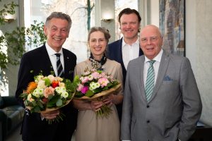 "Wir für Düsseldorf" Initiative der Klüh-Gruppe Spendenübergabe an die "SingPause" (v.l.n.r.) Wolfgang Rolshoven (Jury-Mitglied und Baas der Düsseldorfer Jonges), Dr. Vera Geisel (Jury-Mitglied), Frank Theobald (Sprecher der Geschäftsführung der Klüh Service GmbH, Manfred Hill (Musikverein-SingPause).