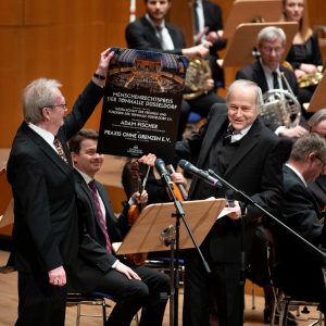 Adam Fischer verleiht Dr. Uwe Denker, dem Initiator der Initiative "Ärzte ohne Grenzen", den Menschenrechtspreis 2019 des Vereins der Freunde und Förderer der Tonhalle Düsseldorf (Bild: Tonhalle.susanne diesner)