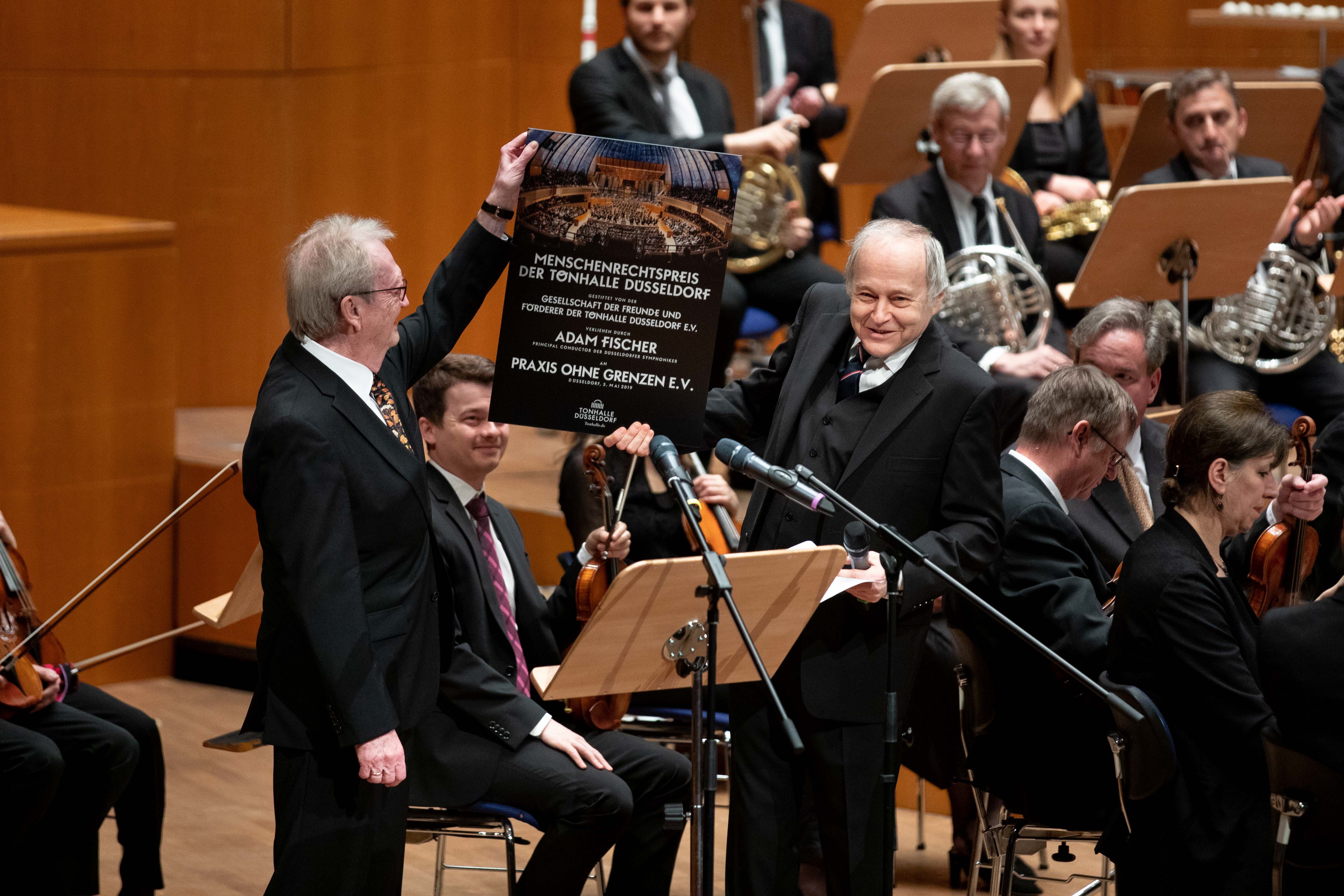 Adam Fischer verleiht Dr. Uwe Denker, dem Initiator der Initiative "Ärzte ohne Grenzen", den Menschenrechtspreis 2019 des Vereins der Freunde und Förderer der Tonhalle Düsseldorf (Bild: Tonhalle.susanne diesner)