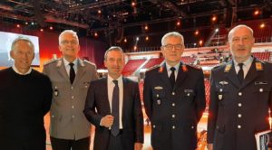 Musikfest der Bundeswehr: Johannes B. Kerner, Oberst Lieder, Oberbürgermeister Thomas Geisel, General Weidhüner, Stabshauptmann Ernst (v.l.n.r.)