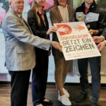 Die Paten der Bürgerstiftung für Düsseldorf setzt ein Zeichen zusammen mit der Vorsitzenden Sabine Tüllmann