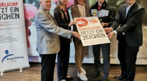 Die Paten der Bürgerstiftung für Düsseldorf setzt ein Zeichen zusammen mit der Vorsitzenden Sabine Tüllmann (v.l.n.r.: Manfred Hill, Ehrenamt, Sabine Bagel-Trah, Wirtschaft,, Timo Boll, Sport und Christian Ehring, Kultur)