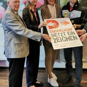 Die Paten der Bürgerstiftung für Düsseldorf setzt ein Zeichen zusammen mit der Vorsitzenden Sabine Tüllmann (v.l.n.r.: Manfred Hill, Ehrenamt, Sabine Bagel-Trah, Wirtschaft,, Timo Boll, Sport und Christian Ehring, Kultur)