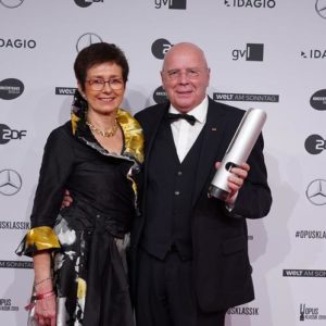 OPUS KLASSIK 2019: Manfred Hill mit seiner Frau Franzis auf dem "Roten Teppich" vor der Verleihung des Opus Klassik Preises am 13. Oktober 2019 im Konzerthaus Berlin Foto: Markus Nass