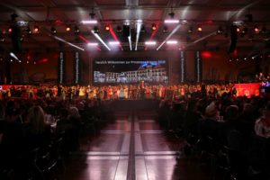 Prinzenkürung 2019: 15.11.2019 Stadthalle Düsseldorf. 300 SingPause-Kinder aus drei Grundschulen eröffnen die Prinzenkürung getreu dem Sessionsmotto 2020 "Unser Rad schlägt um die Welt" (Bild: report-D)
