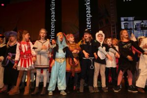 Prinzenkürung 2019: 15.11.2019 Stadthalle Düsseldorf. 300 SingPause-Kinder aus drei Grundschulen eröffnen die Prinzenkürung getreu dem Sessionsmotto 2020 "Unser Rad schlägt um die Welt" (Bild: report-D)