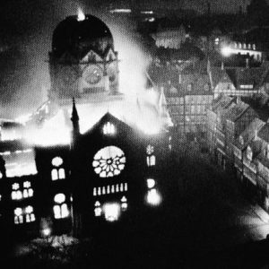 Die große Düsseldorfer Synagoge an der Kasernenstraße brennend in der Nacht vom 9. auf den 10. November 1938