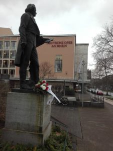 Der Städtische Musikverein erinnert am 3.2.2020 an den Geburtstag seines ehemaligen Musikdirektors mit einem Blumengesteck an seinem Denkmal