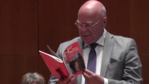 Manfred Hill erfreut, glücklich, dankbar und denkt: "Mit Staunen sieh dies Wunderwerk"
