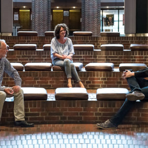 Corona: Interview mit den neuen Leitern des Musikvereins. (L-R) Stefan Schwartze Vorsitzender, Gabriella Faludi Medienreferentin, Dennis Hansel-Dinar Chordirektor im Gespräch in der Rotunde der Tonhalle