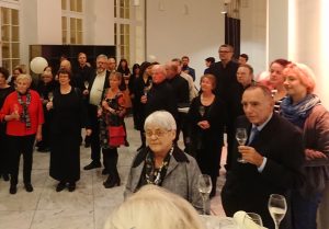 Bild: Gerlinde Schilling und Gerhard Albert Jahn (Bild-Vordergrund) beim Empfang in der Oper von Chemnitz nach dem Konzert mit dem Städtischen Musikverein zu Düsseldorf (Foto: Musikverein Georg Lauer)