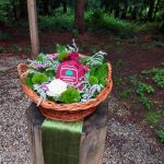 Der Korb mit Giselas sterblichen Überresten am Andachtsplatz iin der Waldruhestätte Meerbusch