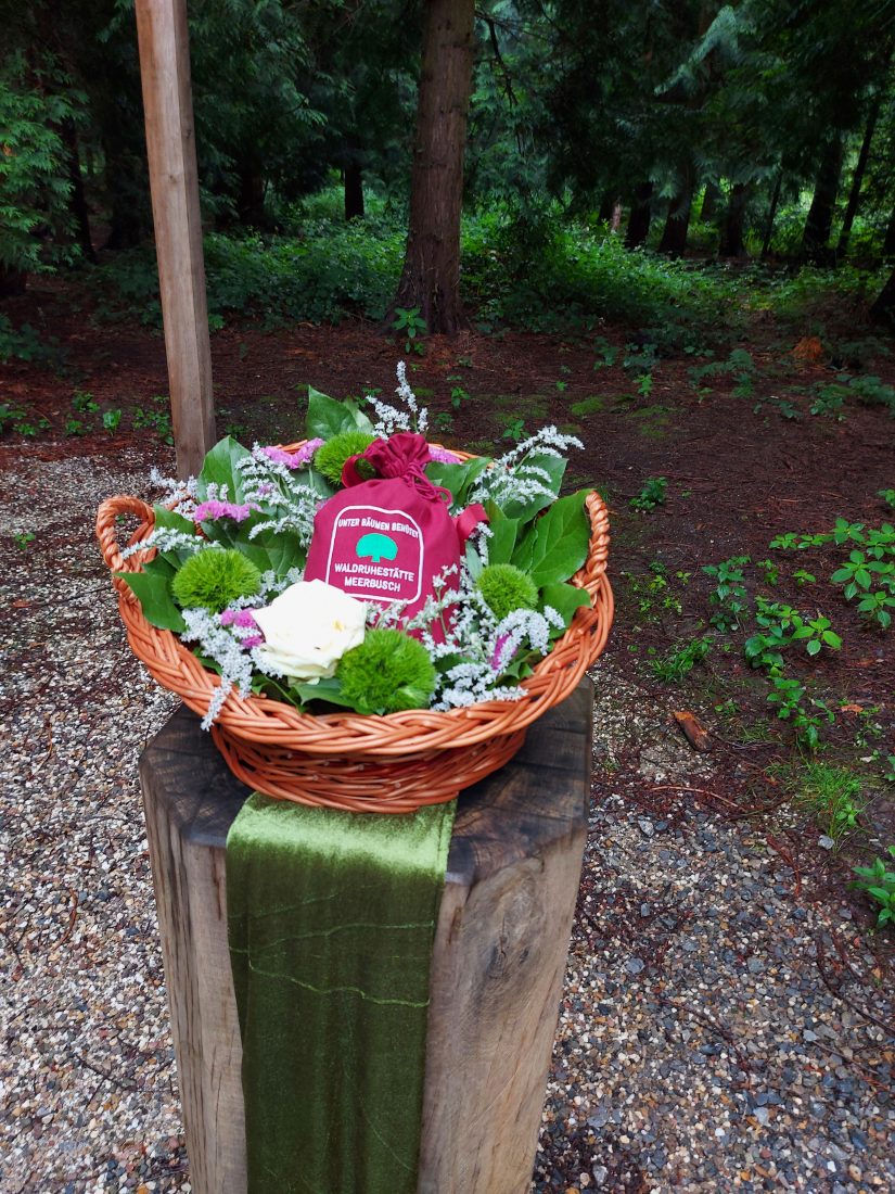 Der Korb mit Giselas sterblichen Überresten am Andachtsplatz iin der Waldruhestätte Meerbusch