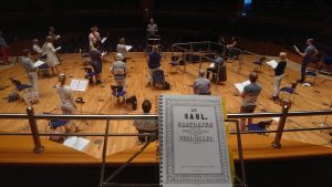 Präsenz-Probe auf der großen Bühne der Tonhalle im Juli 2021 nach monatelanger Corona-Abstinenz (Bild: Georg Lauer)