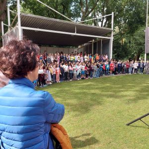 8.6.2022 - SingPause-OpenAir: Marieddy Rossetto betrachtet die Szene