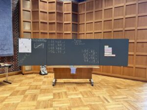 So sah es es im Hentrich-Saal zur Singpausen-Sponsoren-Vorführung mit der Klasse 3 der Maxschule aus. Herr Manfred Hill hat zur Belohnung Blubberblasen und Süßes für die Kinder besorgt und während der ganzen Aufführung ging der Blick natürlich immer wieder in die Richtung der verführerischen Kostbarkeiten. Am Morgen dachte ich noch "Oh mein Gott wie soll es nur werden", müde Gesichter, flaue Töne, kein Rätsel wollte gelöst werden.... Eine Stunde später, nach einem Spaziergang am Rhein entlang zur Tonhalle waren die Kinder ganz munter, haben alle gestellten Aufgaben gelöst und sehr schön gesungen, wir waren 2 Minuten zu früh fertig und konnten dem Publikum das Lied die "Rheinstadt" singen. Vielen Dank!!!! Und das alles unter den wohlwollenden Augen des "Godfather of WARD": Gisbert Brandt. Vielen Dank!!! Maria Carreras