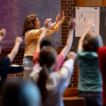 Die Kinder der Klasse 3 a der Max-Schule Düsseldorf mit ihrer Singleiterin Maria Carreras