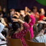 Die Kinder der Klasse 3 a der Max-Schule Düsseldorf mit ihrer Singleiterin Maria Carreras