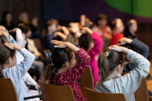 Die Kinder der Klasse 3 a der Max-Schule Düsseldorf mit ihrer Singleiterin Maria Carreras