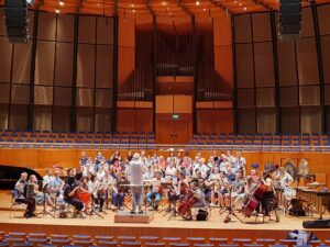 Für die beiden Uraufführungen war der Chor auf dem Orchesterpodium platziert