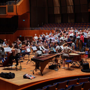 as Notabu.ensemble mit dem Chor des Städtischen Musikvereins unter der Leitung von Mark-Andreas Schlingensiepen im Mendelssohnsaal der Tonhalle bei der Probe zum Schumannfest-Konzert „How dare you“ am 10.6.2023 (Photo credit: Kristina Miltz)