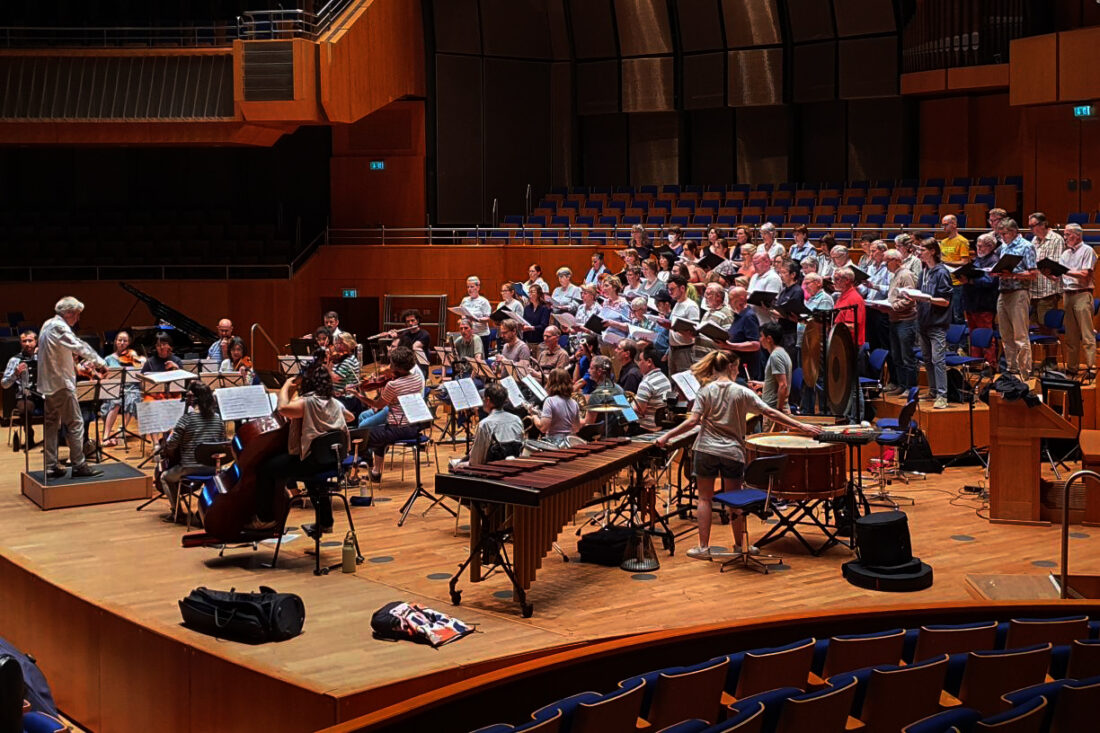 as Notabu.ensemble mit dem Chor des Städtischen Musikvereins unter der Leitung von Mark-Andreas Schlingensiepen im Mendelssohnsaal der Tonhalle bei der Probe zum Schumannfest-Konzert „How dare you“ am 10.6.2023 (Photo credit: Kristina Miltz)