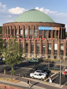 Sommermusikfest 2023 - Die Düsseldorfer Tonhalle vom Rhein aus gesehen