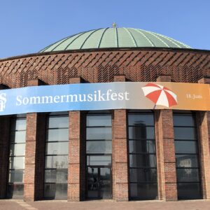 Sommermusikfest 2023 - Die Düsseldorfer Tonhalle vom Rhein aus gesehen