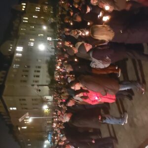 Mahnwache an der Düsseldorfer Synagoge am 17.11.2023. Viele Bürger aus vielen Instituten nahmen schweigend teil. Die SängerInnen des Musikvereins waren entschuldigt, da sie zum gleichen Zeitpunkt in der Tonhalle Kodalys "Psalmus Hungaricus" aufführten.