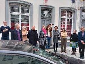 Eröffnung Schumann Haus: Auf Einladung von Frau Sr. Ingrid Bodsch traf sich das Schumann-Netzwerk am 16.12.2023 zum Netzwerktreffen im Heinrich-Heine-Institut it Besichtigung des neuen Schumann-Museums. Im Bild v.l.n.r.: Mchael Becker (IntendantTonhalle Düsseldorf), Hans-Georg Lohe (RSG-Düsseldorf), Dr. Ingrid Bodsch (Schumann-Netzwerk) Dr. Edgar Wallach (RSG-Frankfurt)), Dr. Sabine-Brenner-Wilczek (Direktorin HHI und Schumann Haus Düsseldorf), Uwe Fischer (Vogland-Museum Plauen), Dr. Irmgard Knechtges-Obrecht (Clara Schumann Initiative Düsseldorf), Dr. Isabell Tentler IWissenschaftliche Mitarbeiterin am Akademie Projekt "Robert Schumanns poetische Welt"), Karin Synofzik (RSG-Zwickau), Dr. Thomas Synofzik (Direktor Robert-Schumann-Haus Zwickau).
