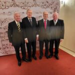 Schumann-Haus eröffnet: Mit großer Freude präsentiert sich ein Teil der Mitglieder des Fördervereins, der insgesamt 1,3 Mio. Euro für das Museum sammelte. Hier sehen Sie Herbert Hennig, Friedrich Wilhelm Hempel, Dr. Edgar Jannott, Manfred Hill (v.l.n.r.). Verhindert waren die Mitglieder Dr. Wulff Aengevelt, Dirk Grolman und Bernhard Dieckmann. Gedacht wurde auch dem verstorbenen Mitglied Dan Georg Bronner.