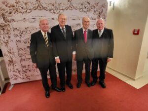 Schumann-Haus eröffnet: Mit großer Freude präsentiert sich ein Teil der Mitglieder des Fördervereins, der insgesamt 1,3 Mio. Euro für das Museum sammelte. Hier sehen Sie Herbert Hennig, Friedrich Wilhelm Hempel, Dr. Edgar Jannott, Manfred Hill (v.l.n.r.). Verhindert waren die Mitglieder Dr. Wulff Aengevelt, Dirk Grolman und Bernhard Dieckmann. Gedacht wurde auch dem verstorbenen Mitglied Dan Georg Bronner.