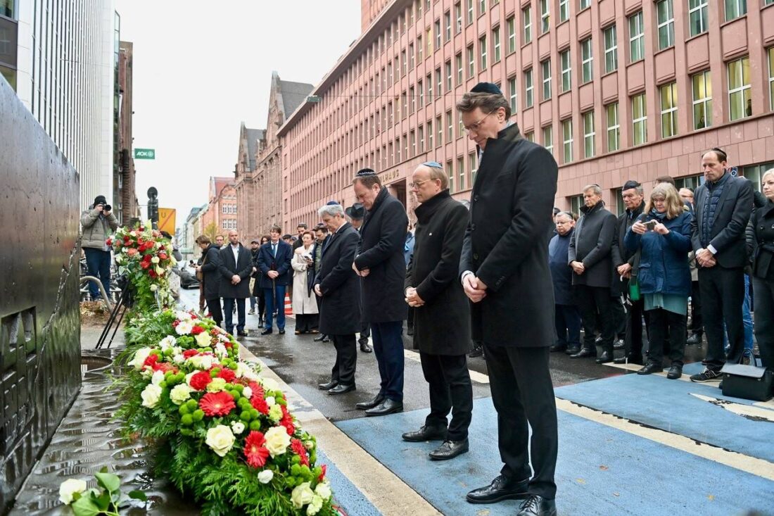 9.11.2023: Pogromgedenken an der Gedenktafel der ehemaligen Düsseldorfer Synagoge mit Ministerpräsident Hendrik Wüst, Landtagspräsident André Kuper, Oberbürgermeister Dr. Stefan Keller und dem Vorsitzenden der Jüdischen Gemeine Oded Horowitz. Foto: Wolfgang Harste