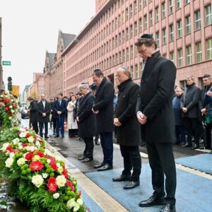 9.11.2023: Pogromgedenken an der Gedenktafel der ehemaligen Düsseldorfer Synagoge mit Ministerpräsident Hendrik Wüst, Landtagspräsident André Kuper, Oberbürgermeister Dr. Stefan Keller und dem Vorsitzenden der Jüdischen Gemeine Oded Horowitz. Foto: Wolfgang Harste