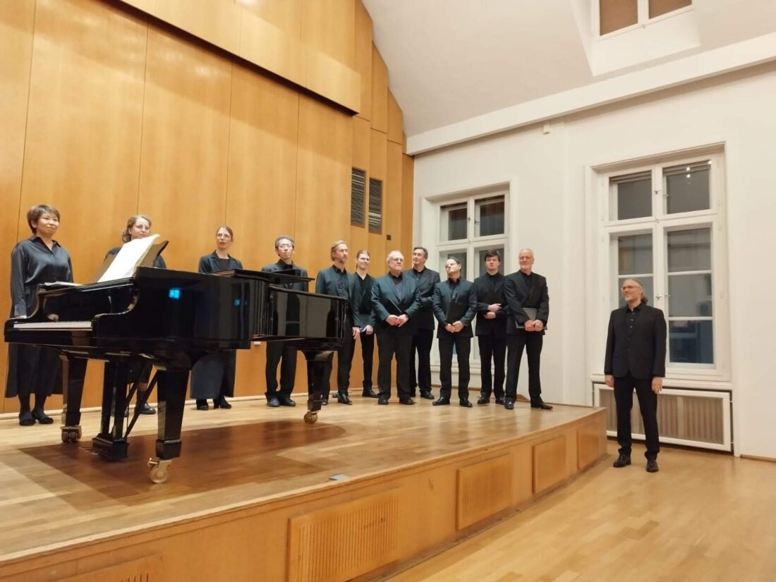 Schumann-Haus Eröffnung: Der Chor mit seinem Chordirektor auf der Bühne des Palais Wittgenstein