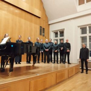 Schumann-Haus Eröffnung: Der Chor mit seinem Chordirektor auf der Bühne des Palais Wittgenstein