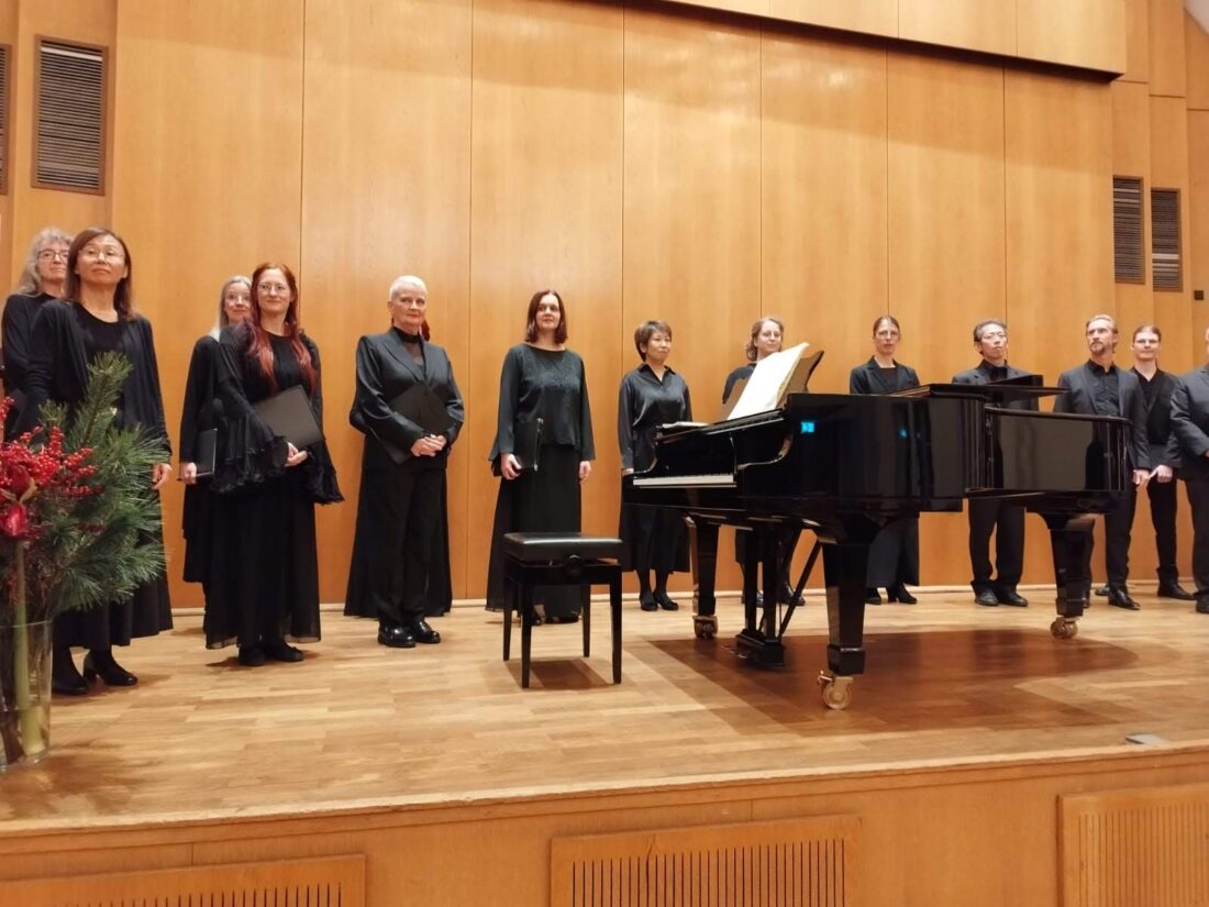 Schumann-Haus Eröffnung: Der Chor mit seinem Chordirektor auf der Bühne des Palais Wittgenstein