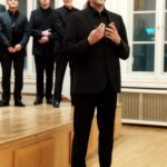 Schumann-Haus Eröffnung: Chordirektor Prof. Dennis Hansel-Dinar stimmt das Punblikum auf ein Konzert im Sinne "Bei Schumanns zu Hause" ein.