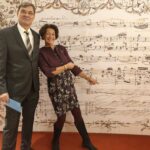 Schumann-Haus Eröffnung: Schumann-Forscherin Dr. Irmgard Knechtges-Obrecht fröhlich mit ihrem Gatten vor der Fototafel