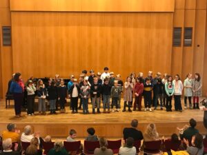 Eröffnung Schumann-Haus: SingPause-Kinder der Klasssen 2,3 und 4 mit ihrer Singleiterin Maria Carreras im Palais Wittgenstein, am Klavier Klaus Wallrath