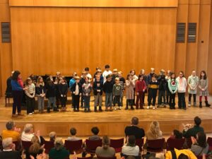 Eröffnung Schumann-Haus: SingPause-Kinder der Klasssen 2,3 und 4 mit ihrer Singleiterin Maria Carreras im Palais Wittgenstein