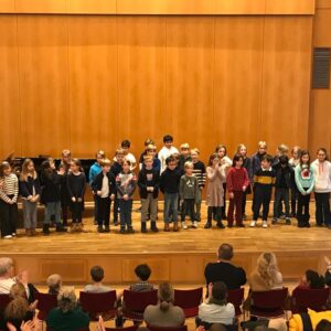Eröffnung Schumann-Haus: SingPause-Kinder der Klasssen 2,3 und 4 mit ihrer Singleiterin Maria Carreras im Palais Wittgenstein
