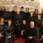 Eröffnung Schumann Haus: Gruppenbild der Sängerschar mit Chordirektor Prof. Dennis Hansel-Dinar (unten r.)